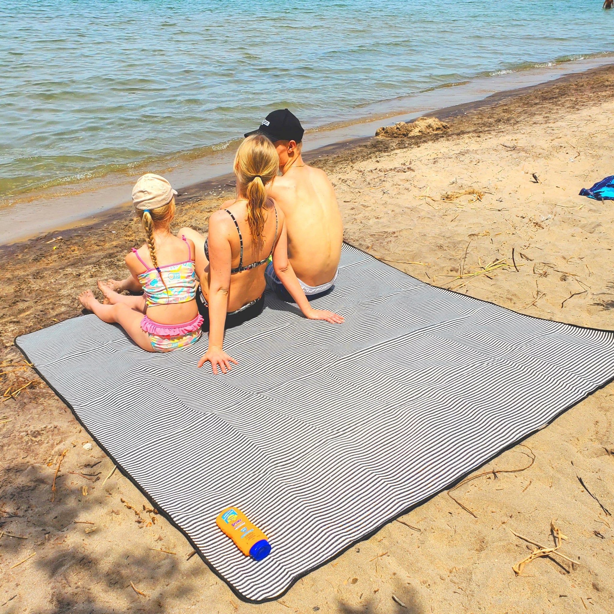 Picnic Blanket 200 x 200 cm. Great for Whole Family.